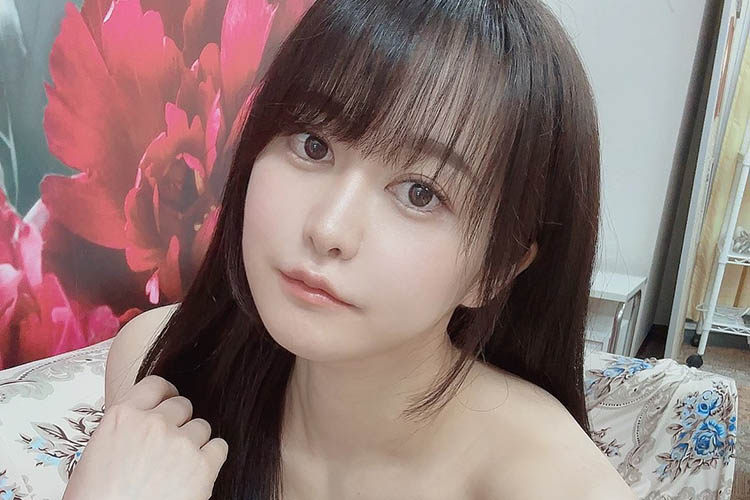 伊藤しずな、色っぽ美貌と深い谷間の画像1