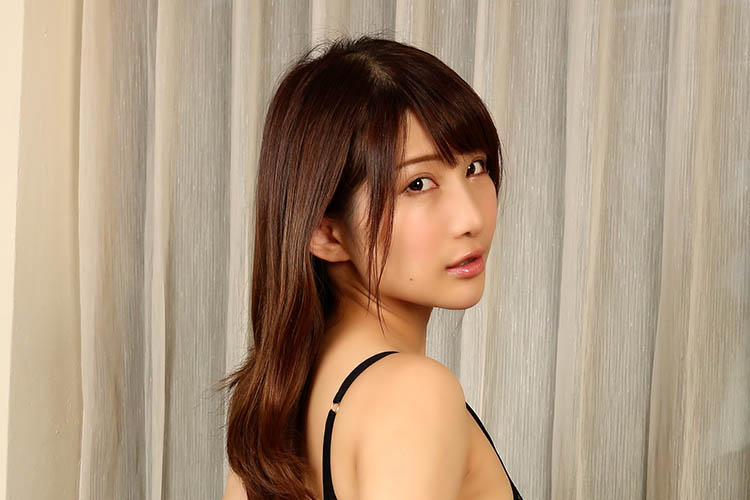 琴井ありさ、パンスト脱ぎかけで輝く珠玉の美ヒップの画像1