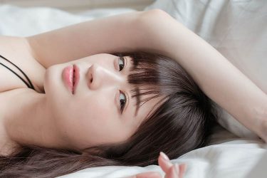 メイリ、横たわってわかるマシュマロバストの柔らかさ