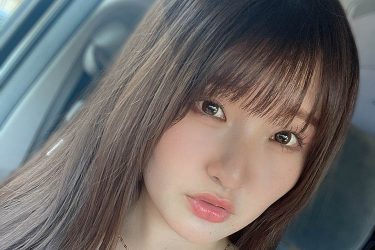 原つむぎ、助手席のしっとりキャミソール姿