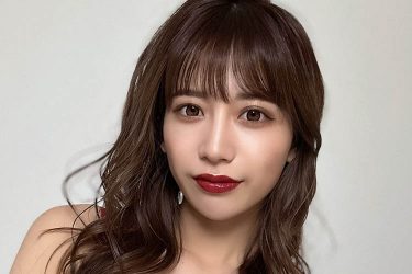 桜りん、パックリ開いた胸元に宿る色香