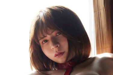 紅羽祐美、危険すぎる女王のI字水着姿