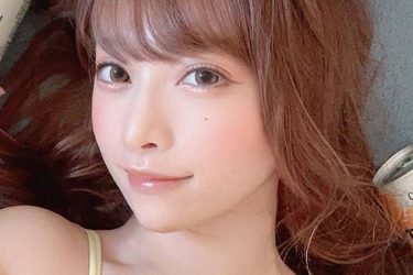 宮本彩希、妄想膨らむ床落ち美ボディ