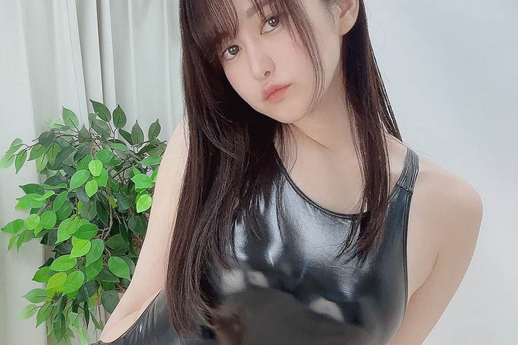 伊藤しずな、ムチムチ&テカテカの大胆ショットの画像1