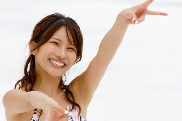 琴井ありさ、笑顔で美ボディ大開放