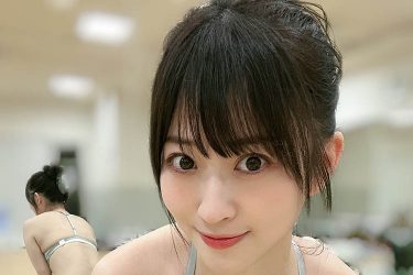 メイリ、スポーティ下着の刺激的な谷間