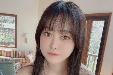 伊藤しずな、おめざめ谷間ショット