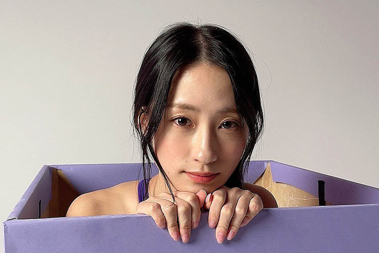 澄田綾乃、キュートな視線と谷間で「拾ってくれませんか?」の画像1