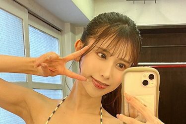 名取くるみ、ボーダー水着のはみパイ