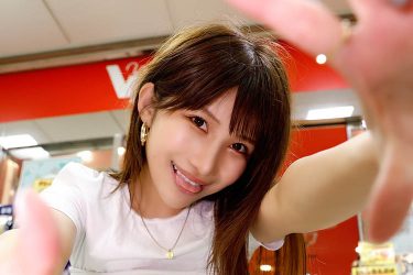 琴井ありさ、上下半脱ぎの黒ビキニ姿