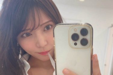 似鳥沙也加、歯磨き姿の美谷間2連発