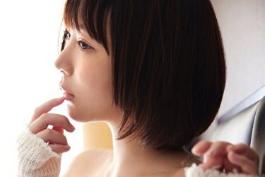 日向葵衣、大胆ニットから飛び出す大人っぽバスト