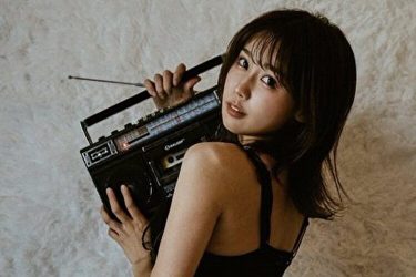 相原美咲、レトロな黒ハイレグの後ろ姿