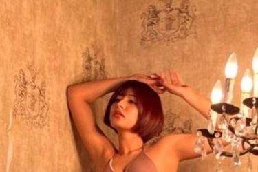 藤井マリー、美ボディで魅せる「砂時計」