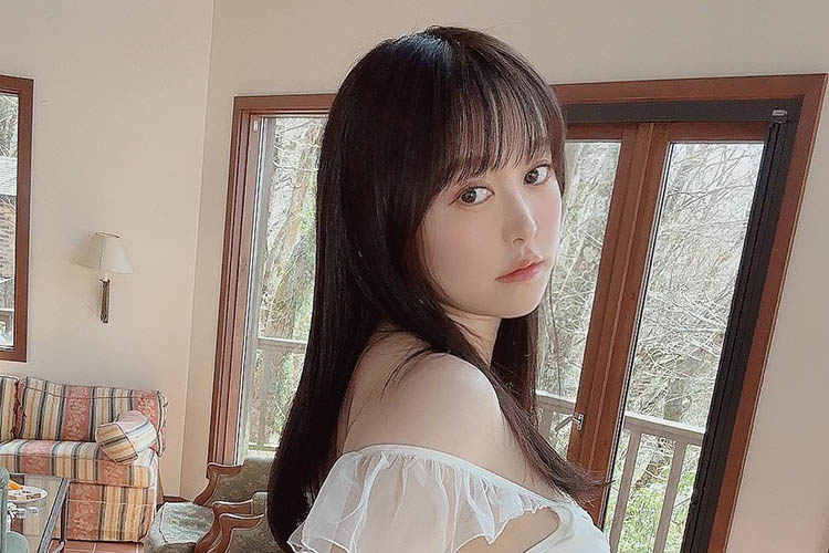 伊藤しずな、肉感的な「目覚めのむっちりヒップ」の画像1