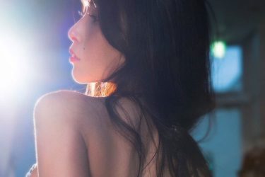 JILL、妖艶バックショットと美しい横顔