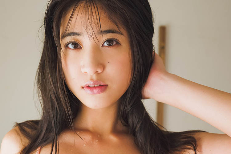 岡本杷奈、濡れた胸元の瑞々しい色香の画像1