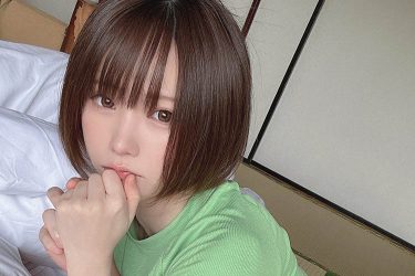 えなこ、危険なゆるゆるランジェリー姿