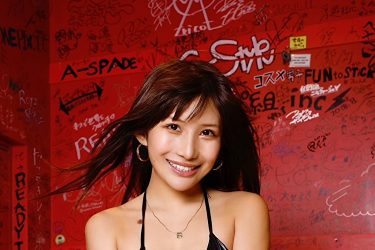 琴井ありさ、微笑みのハードロック美女