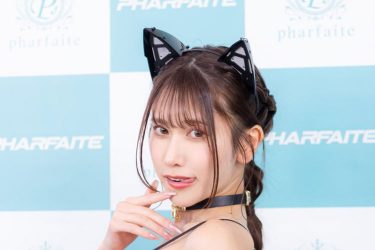 名取くるみ、ニャンとも可愛い黒猫