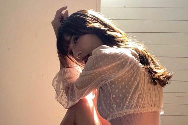 夏本あさみ、美麗極まる切なげなバックショット