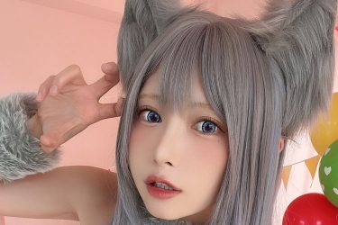 篠崎こころ、ガオっと美谷間魅せつけ