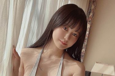 伊藤しずな、上下ダブルのはみ出し…超鋭角ハイレグ水着姿
