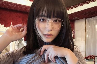 東雲うみ、GW明けの憂鬱をふき飛ばすたくし上げ露出