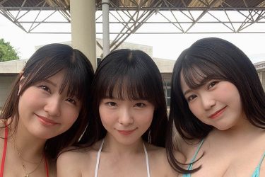 「ちっぱい」仲村まひろ、原つむぎ&能美真奈のM級バストに挟まれ『巨乳3姉妹』