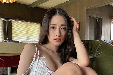 澄田綾乃の澄み切った色香漂う純白ワンピ姿