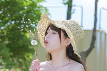 ちとせよしの、たんぽぽの綿毛と輝く美ボディ