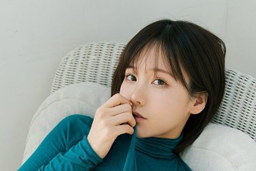 けんけん、たくし上げたロンT下のノーブラバスト