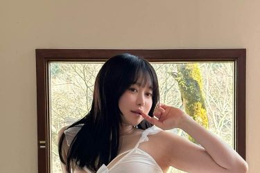 伊藤しずな、肉感バストの下ラインがあらわに