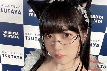 東雲うみ、猫耳&眼鏡のインパクトメイド姿