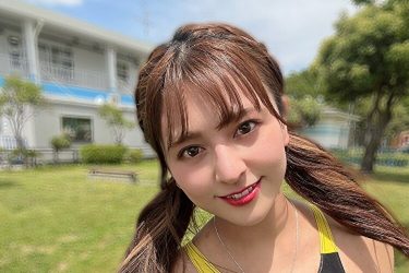 徳江かな、夏晴れ空の下…むちむち競泳水着ショット