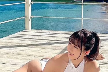 桜りん、ハイレグ水着で眼福の180度開脚