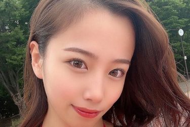 乙陽葵、麗しき深紅のビキニ姿