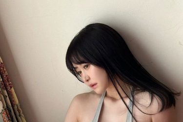 伊藤しずな、切なげに大胆ハイレグ開脚