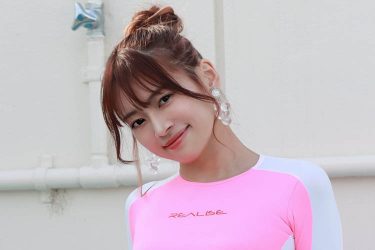 藤田いろは、ハイレグ競泳水着のスレンダーボディ