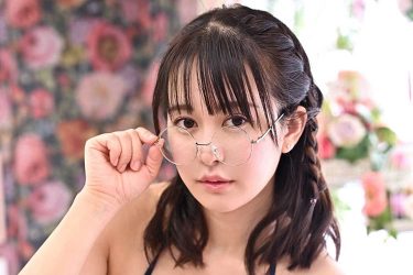 伊藤しずな、清楚系メガネと肉感ボディのギャップ
