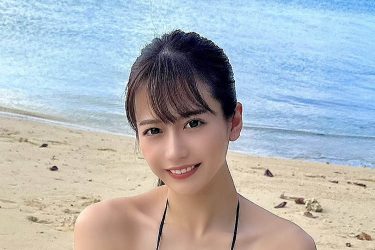 桜りん、夏先取りのハミ出しビキニショット