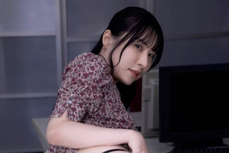 笹井絢乃、「職員室で涼む?」美ヒップで誘惑の画像1