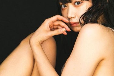 相沢菜々子、極小ビキニで大胆開脚