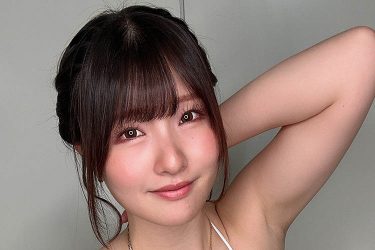 原つむぎ、ポロリ寸前の白ビキニ女神