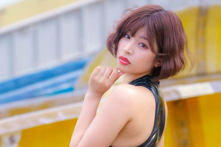 藤井マリー、網タイツ×レザーで輝く芸術的美ヒップの画像1