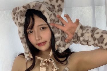橋本ひかり、はみパイでガオっと誘惑