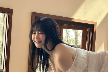 伊藤しずな、四つん這いの魅惑むっちりボディ