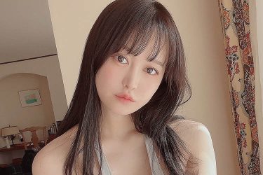 伊藤しずな、キワどい変形レオタードの「むにっとバスト」