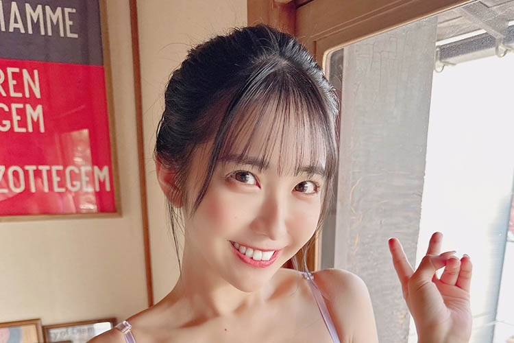 天羽希純、クッション性抜群のこんもりバストに「飛び込んできて下さい!」の画像1