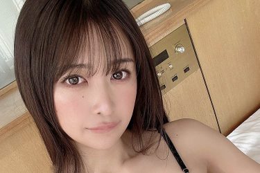 真島なおみ、美麗ランジェリーのベッドショット
